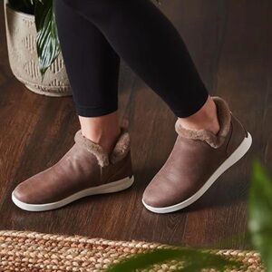 OluKai Mālua Hulu Women's Leather Sheep Fur Ankle Booties Taupe Ivory Size 7.5